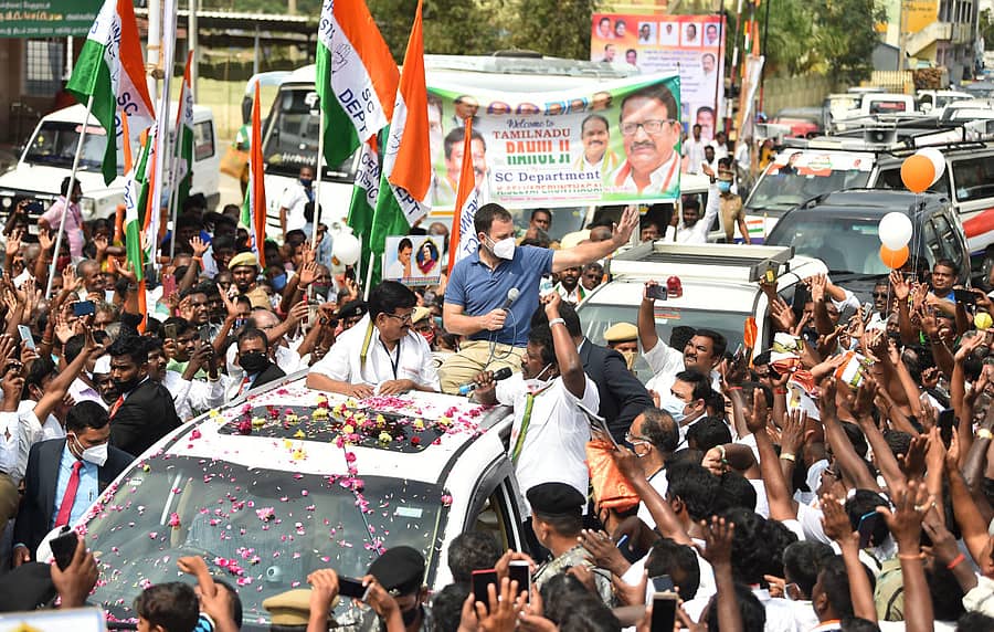 ತಮಿಳುನಾಡಿನ ಈರೋಡ್‌ ಜಿಲ್ಲೆಯ ಪೂಂಡುರೈನಲ್ಲಿ ಭಾನುವಾರ ನಡೆದ ವಿಧಾನಸಭಾ ಚುನಾವಣಾ ಪ್ರಚಾರ ಕಾರ್ಯಕ್ರಮಕ್ಕೂ ಮುನ್ನ ರೋಡ್‌ ಷೋನಲ್ಲಿ ಭಾಗವಹಿಸಿದ್ದ ಕಾಂಗ್ರೆಸ್ ಮುಖಂಡ ರಾಹುಲ್ ಗಾಂಧಿ ಜನರನ್ನುದ್ದೇಶಿಸಿ ಮಾತನಾಡಿದರು –ಪಿಟಿಐ ಚಿತ್ರ