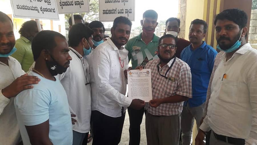 ಜಿಲ್ಲಾ ಕೇಂದ್ರದ ರಸ್ತೆಗಳ ಅಗಲೀಕರಣಕ್ಕಾಗಿ ಕಟ್ಟಡಗಳ ತೆರವು ಕಾರ್ಯಾಚರಣೆಯಲ್ಲಿ ತಾರತಮ್ಯ ಮಾಡಲಾಗುತ್ತಿದೆ ಎಂದು ಆರೋಪಿಸಿ ಕೋಲಾರದಲ್ಲಿ ಶನಿವಾರ ಪ್ರತಿಭಟನೆ ನಡೆಸಿದ ಜೈ ಭೀಮ್ ದಲಿತ ಸೇನೆ ಕಾರ್ಯಕರ್ತರು ಅಧಿಕಾರಿಗಳಿಗೆ ಮನವಿ ಸಲ್ಲಿಸಿದರು.