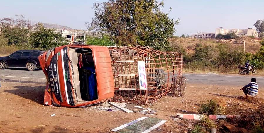 ಹೊಳಲ್ಕೆರೆ ತಾಲ್ಲೂಕಿನ ಹನುಮಂತದೇವರ ಕಣಿವೆಯಲ್ಲಿ ಕೋಳಿ ಸಾಗಿಸುತ್ತಿದ್ದ ಲಾರಿ ಭಾನುವಾರ ಬೆಳಿಗ್ಗೆ ಪಲ್ಟಿ ಹೊಡೆದಿದ್ದು, ಕೋಳಿ ಖಾಲಿಯಾಗಿರುವುದು