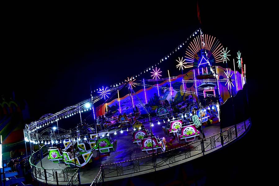 ಹುಕ್ಕೇರಿ ಮಠದ ‘ನಮ್ಮೂರ ಜಾತ್ರೆ’ಯಲ್ಲಿ ಮನೋರಂಜನಾ ಆಟಗಳು ಜನರ ಗಮನ ಸೆಳೆದವು –ಪ್ರಜಾವಾಣಿ ಚಿತ್ರ: ಮಾಲತೇಶ ಇಚ್ಚಂಗಿ