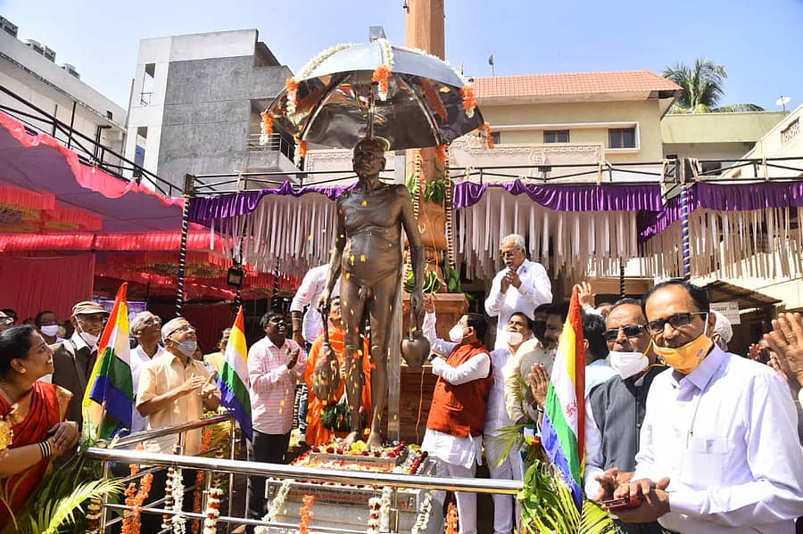 ಹುಬ್ಬಳ್ಳಿಯಲ್ಲಿ ಭಾನುವಾರ 108 ಶಾಂತಿಸಾಗರ ಮಹಾರಾಜರ ಪುತ್ಥಳಿ ಅನಾವರಣ ಹಾಗೂ ಸ್ಪರ್ಧಾತ್ಮಕ ಪರೀಕ್ಷಾ ತರಬೇತಿ ಕೇಂದ್ರವನ್ನು ಕೇಂದ್ರ ಸಚಿವ ಪ್ರಲ್ಹಾದ ಜೋಶಿ ಉದ್ಘಾಟಿಸಿದರು.