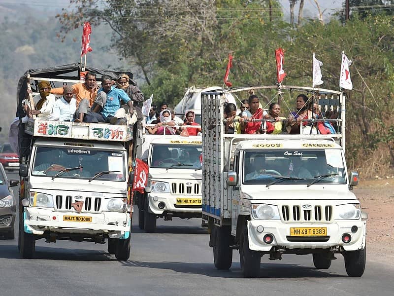 ಬೃಹತ್ ಪ್ರತಿಭಟನೆಯಲ್ಲಿ ಭಾಗವಹಿಸಲು ನಾಸಿಕ್‌ನಿಂದ ಮುಂಬೈಗೆ ವಿವಿಧ ವಾಹನಗಳಲ್ಲಿ ತೆರಳುತ್ತಿರುವ ರೈತರು. 