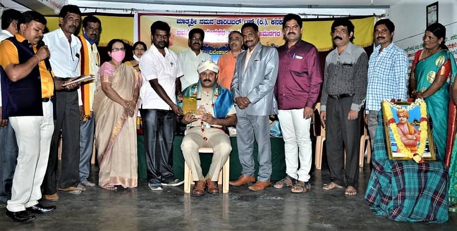 ಮುಖ್ಯಮಂತ್ರಿಗಳ ಚಿನ್ನದ ಪದಕ ಪಡೆದಿರುವ ಸರ್ಕಲ್ ಇನ್ಸ್ಪೆಕ್ಟರ್ ಟಿ.ಟಿ. ಕೃಷ್ಣ ಅವರನ್ನು ಸನ್ಮಾನಿಸಲಾಯಿತು