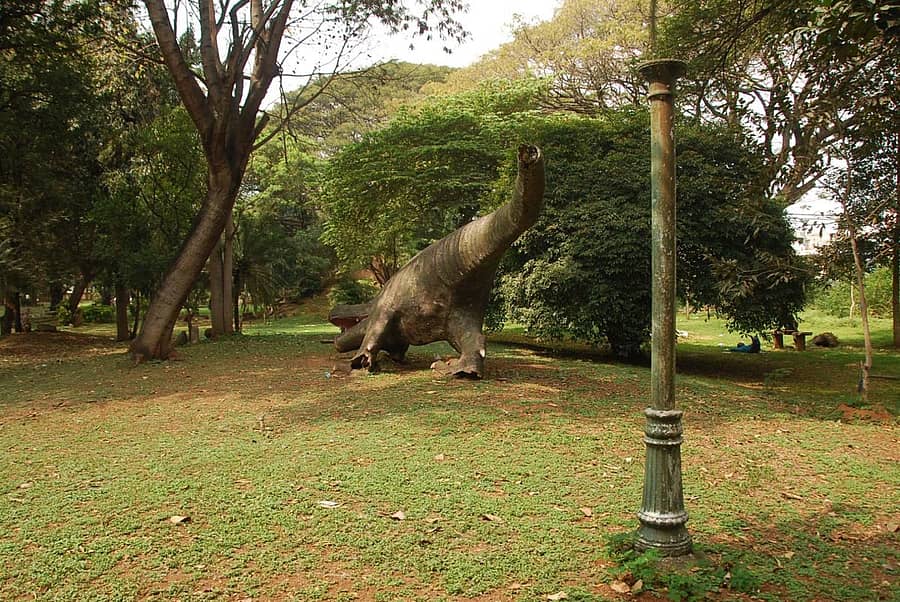 ಗಾಂಧಿ ಉದ್ಯಾನದ ಡೈನೋಸಾರ್ ಪ್ರತಿಮೆ ಕುಸಿದಿರುವುದು