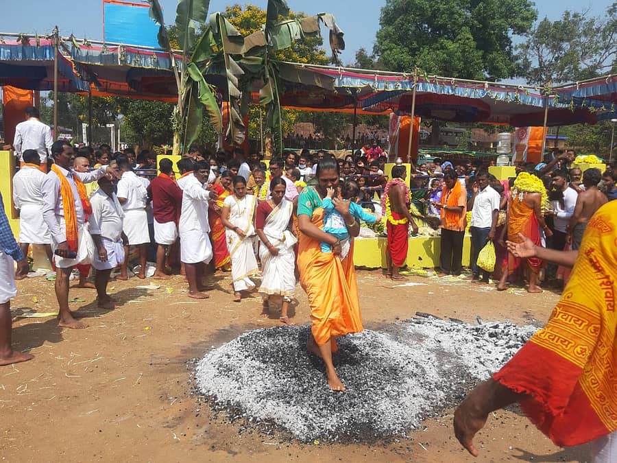 ಭಟ್ಕಳದ ಸೋಡಿಗದ್ದೆ ಮಹಾಸತಿ ದೇವಿಯ ಜಾತ್ರೆಯಲ್ಲಿ ಭಾನುವಾರ ಭಕ್ತರು ಕೆಂಡ ತುಳಿದು ಹರಕೆ ಅರ್ಪಿಸಿದರು