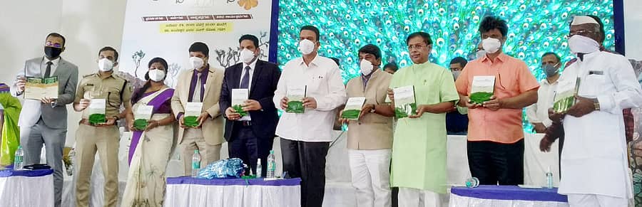 ಗದಗ ನಗರದ ಅಂಬೇಡ್ಕರ್ ಭವನದಲ್ಲಿ ಅರಣ್ಯ ಇಲಾಖೆ ವತಿಯಿಂದ ನಡೆದ ಕಪ್ಪತ ಉತ್ಸವ-2021 ಕಾರ್ಯಕ್ರಮದಲ್ಲಿ ಯಶ್ಪಾಲ್ ಕ್ಷೀರಸಾಗರ ಹಾಗೂ ಸೋನಾಲ್ ಬರೆದ ‘ಕಪ್ಪತಗುಡ್ಡ’ ಪುಸ್ತಕವನ್ನು ಸಚಿವ ಸಿ.ಸಿ.ಪಾಟೀಲ ಬಿಡುಗಡೆ ಮಾಡಿದರು