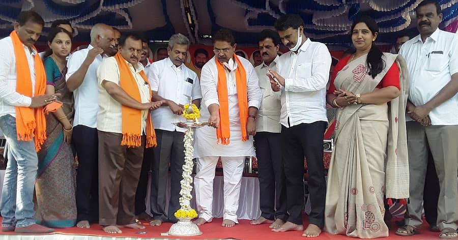 ಕೊಪ್ಪ ಮಂಡಲ ಬಿಜೆಪಿ ಹಮ್ಮಿಕೊಂಡಿದ್ದ ಜನ ಸೇವಕ್ ಕಾರ್ಯಕ್ರಮವನ್ನು ಕಂದಾಯ ಸಚಿವ ಆರ್.ಅಶೋಕ್ ಉದ್ಘಾಟಿಸಿದರು.