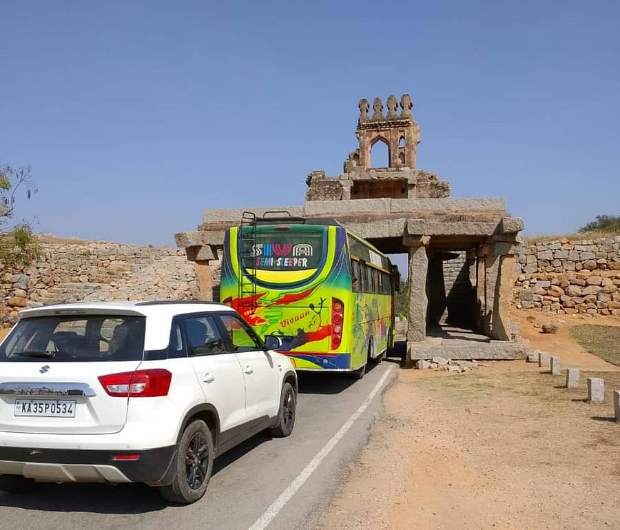 ಹಂಪಿ ವಿಜಯ ವಿಠಲ ದೇವಸ್ಥಾನಕ್ಕೆ ಹೋಗುವ ಮಾರ್ಗ ಮಧ್ಯದಲ್ಲಿನ ಮಂಟಪದಲ್ಲಿ ಸೋಮವಾರ ಬಸ್ ಸಿಲುಕಿಕೊಂಡಿರುವುದು