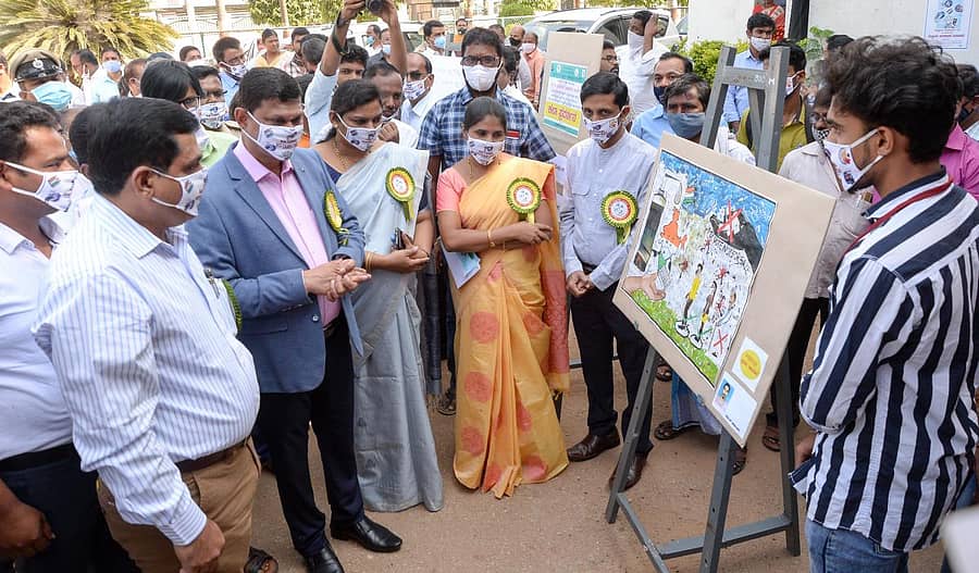 ದಾವಣಗೆರೆಯ ಪಾಲಿಕೆ ಕಚೇರಿ ಆವರಣದಲ್ಲಿ ಭಾರತ ಚುನಾವಣಾ ಆಯೋಗ ಆಯೋಜಿಸಿದ್ದ 11ನೇ ರಾಷ್ಟ್ರೀಯ ಮತದಾರರ ದಿನಾಚರಣೆಯಲ್ಲಿ ಆಯೋಜಿಸಿದ್ದ ಚಿತ್ರಕಲಾ ಪ್ರದರ್ಶನವನ್ನು ಜಿಲ್ಲಾಧಿಕಾರಿ ಮಹಾಂತೇಶ ಬೀಳಗಿ, ಸಿಇಒ ಪದ್ಮ ಬಸವಂತಪ್ಪ, ಎಡಿಸಿ ಪೂಜಾರ ವೀರಮಲ್ಲಪ್ಪ, ಎಸಿ ಮಮತಾ ಹೊಸಗೌಡರ್, ಪಾಲಿಕೆ ಆಯುಕ್ತ ವಿಶ್ವನಾಥ ಮುದ್ದಜ್ಜಿ ವೀಕ್ಷಿಸಿದರು