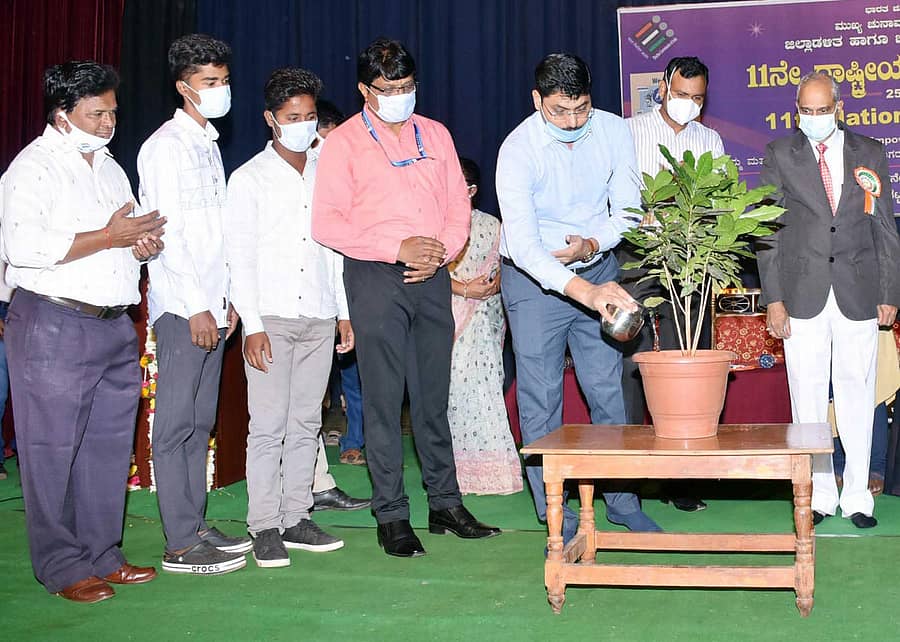 ಬೀದರ್ನಲ್ಲಿ ಆಯೋಜಿಸಿದ್ದ ರಾಷ್ಟ್ರೀಯ ಮತದಾರರ ದಿನಾಚರಣೆ ಕಾರ್ಯಕ್ರಮದಲ್ಲಿ ಜಿಲ್ಲಾಧಿಕಾರಿ ರಾಮಚಂದ್ರನ್ ಆರ್. ಸಸಿಗೆ ನೀರು ಹಾಕಿದರು