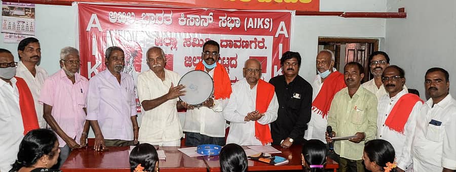 ದಾವಣಗೆರೆಯಲ್ಲಿ ಆಯೋಜಿಸಿದ್ದ ಜಿಲ್ಲಾಮಟ್ಟದ ರೈತರ ಪ್ರತಿನಿಧಿ ಸಮಾವೇಶವನ್ನು ಸಿದ್ದನಗೌಡ ಪಾಟೀಲ ತಮಟೆ ಬಾರಿಸಿ ಉದ್ಘಾಟಿಸಿದರು