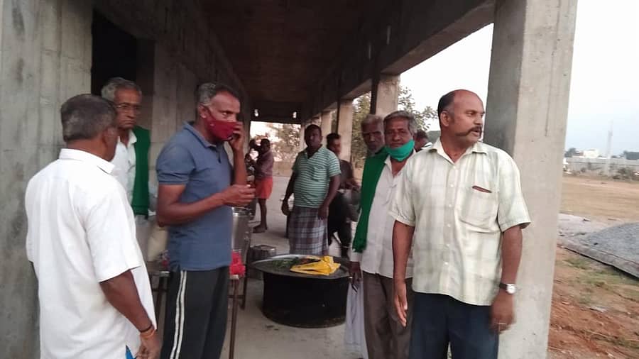 ಬೆಂಗಳೂರಿಗೆ ತೆರಳಿರುವ ರೈತರಿಗೆ ಸೋಮವಾರ ಉಪಾಹಾರದ ವ್ಯವಸ್ಥೆ ಮಾಡಲಾಗಿತ್ತು