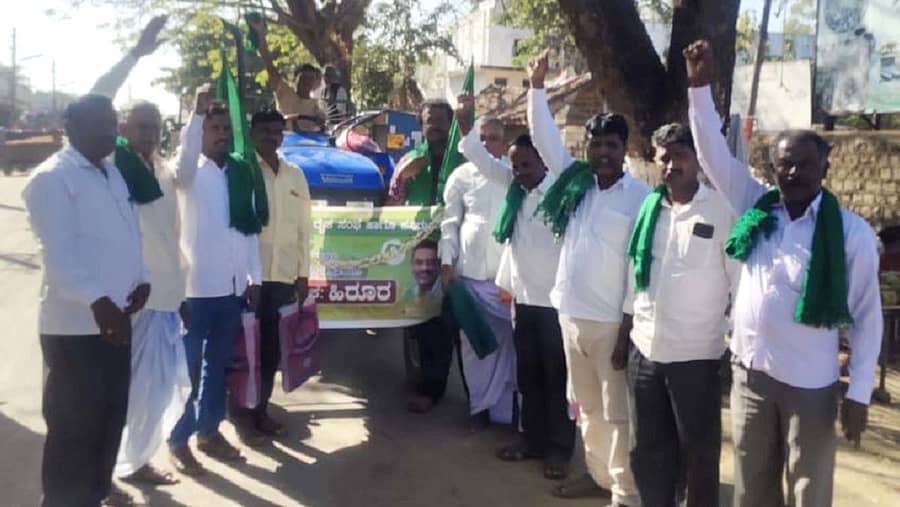 ಬೆಂಗಳೂರಿನಲ್ಲಿ ಮಂಗಳವಾರ ನಡೆಯುವ ರೈತರ ಬೃಹತ್‌ ಪ್ರತಿಭಟನೆಗೆ ಜಿಲ್ಲೆಯಿಂದ ರೈತರು ಟ್ರಾಕ್ಟರ್‌ಗಳಲ್ಲಿ ಪ್ರಯಾಣಿಸಿದರು  