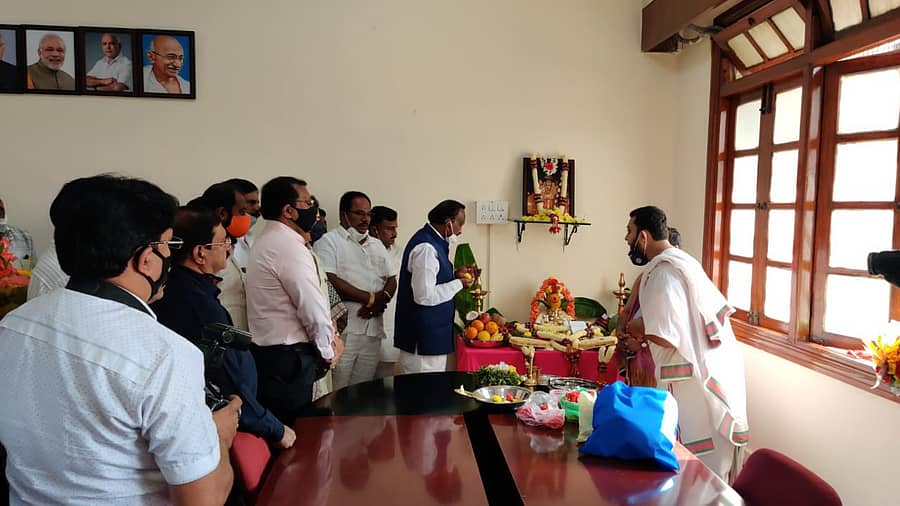 ವಿಧಾನಸೌಧದ ಕೊಠಡಿಯಲ್ಲಿ ಪೂಜೆ ನೆರವೇರಿಸಿದ ನೂತನ ಸಚಿವ ಎಂಟಿಬಿ ನಾಗರಾಜ್