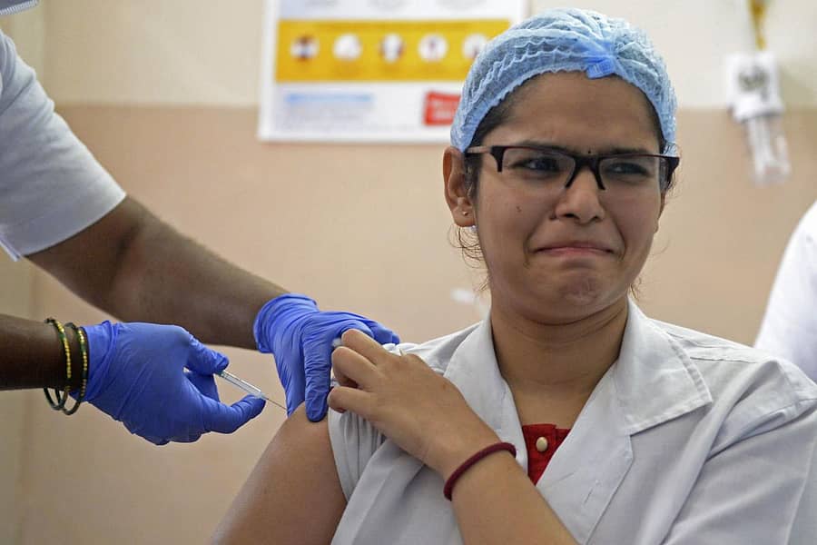 ಲಸಿಕೆ ಪಡೆಯುತ್ತಿರುವ ಆರೋಗ್ಯ ಕಾರ್ಯಕರ್ತರು (ಎಎಫ್ಪಿ ಚಿತ್ರ)