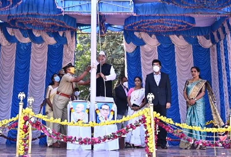 ಕಾರವಾರದಲ್ಲಿ ಮಂಗಳವಾರ ನಡೆದ ಗಣರಾಜ್ಯೋತ್ಸವ ಕಾರ್ಯಕ್ರಮದಲ್ಲಿ ಸಚಿವ ಶಿವರಾಮ ಹೆಬ್ಬಾರ ರಾಷ್ಟ್ರ ಧ್ವಜಾರೋಹಣ ನೆರವೇರಿಸಿದರು