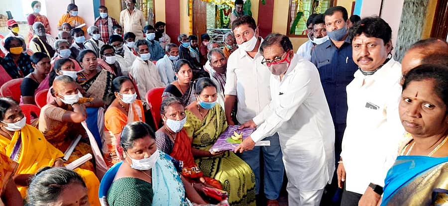 ಪಟ್ಟಣದ ಗುಂಡಾಂಜನೇಯ ಸ್ವಾಮಿ ದೇವಾಲಯದಲ್ಲಿ ಸುರಕ್ಷಾ ಚಾರಿಟೇಬಲ್ ಸೇವಾ ಸಮಿತಿಯಿಂದ ಹಮ್ಮಿಕೊಂಡಿದ್ದ ಕಾರ್ಯಕ್ರಮದಲ್ಲಿ ಶಾಸಕ ಡಾ.ಜಿ. ಪರಮೇಶ್ವರ ಬಡವರಿಗೆ ಬಟ್ಟೆ ವಿತರಿಸಿದರು