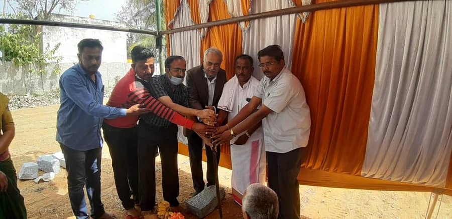 ಕುಣಿಗಲ್ ಪಟ್ಟಣದಲ್ಲಿ ತೆಂಗು ಉತ್ಪಾದಕರ ಕಂಪನಿಯಿಂದ ಕೊಬ್ಬರಿ ಎಣ್ಣೆ ಘಟಕದ ಭೂಮಿಪೂಜೆಯನ್ನು ಕಂಪನಿಯ ಅಧ್ಯಕ್ಷ ನಾರಾಯಣಗೌಡ ನೆರವೇರಿಸಿದರು