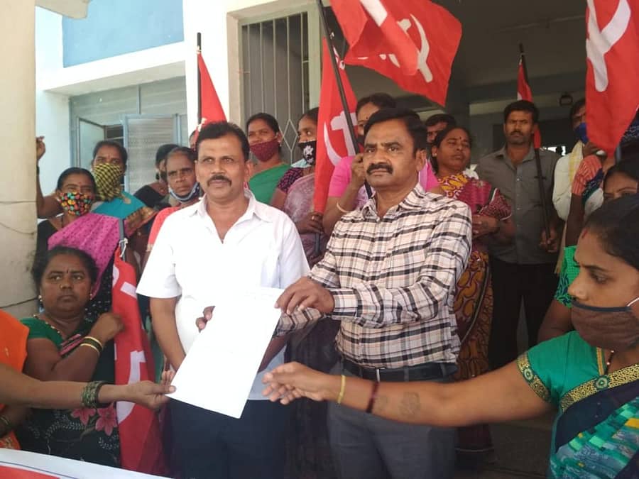 ಬಾಗೇಪಲ್ಲಿ ತಾಲ್ಲೂಕು ಕಚೇರಿ ಮುಂದೆ ತಾಲ್ಲೂಕು ಸರ್ಕಾರಿ ವಿದ್ಯಾರ್ಥಿ ಹಾಗೂ ವಸತಿ ಶಾಲಾ ಹೊರಗುತ್ತಿಗೆ ನೌಕರರ ಸಂಘದ ಸದಸ್ಯರು, ನೌಕರರು ತಾಲ್ಲೂಕು ಶಿರಸ್ತೇದಾರ್ ಸೂರ್ಯನಾರಾಯಣರವರಿಗೆ ಮನವಿ ಪತ್ರ ಸಲ್ಲಿಸಿದರು