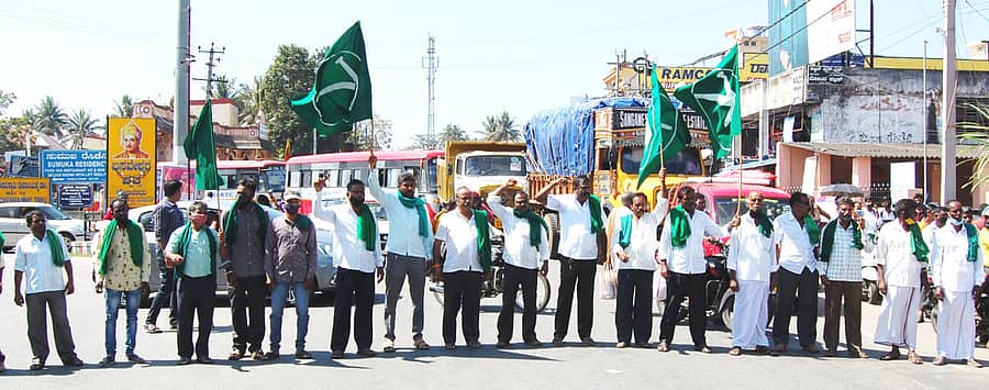 ಬೇಲೂರಿನಲ್ಲಿ ರೈತ ಕಾಯ್ದೆಗಳನ್ನು ವಿರೋಧಿಸಿ ರೈತ ಸಂಘದ ಕಾರ್ಯಕರ್ತರು ಬಸವೇಶ್ವರ ವೃತ್ತದಲ್ಲಿ ರಸ್ತೆತಡೆ ನಡೆಸಿದರು