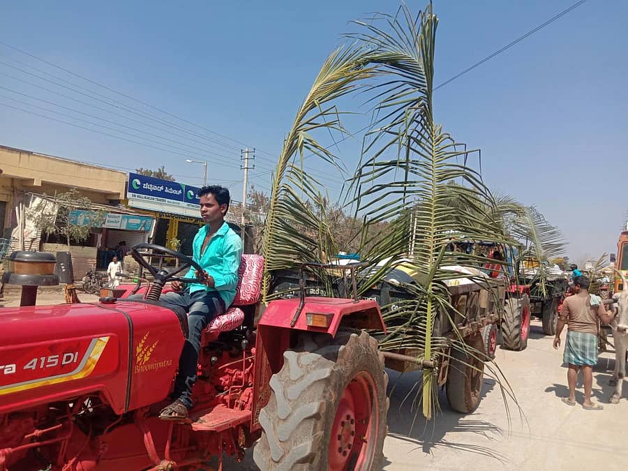 ಕೊಪ್ಪಳ ಗವಿಮಠದ ಅಭಿನವ ಗವಿಸಿದ್ಧೇಶ್ವರ ಜಾತ್ರಾ ಮಹೋತ್ಸವಕ್ಕೆ ತಾಲ್ಲೂಕಿನ ವಿವಿಧ ಗ್ರಾಮಗಳ ಜನತೆ ಟ್ರ್ಯಾಕ್ಟರ್ ಮೂಲಕ ಸೋಮವಾರ ದವಸ ಧಾನ್ಯ ತಂದು ಅರ್ಪಿಸಿದರು