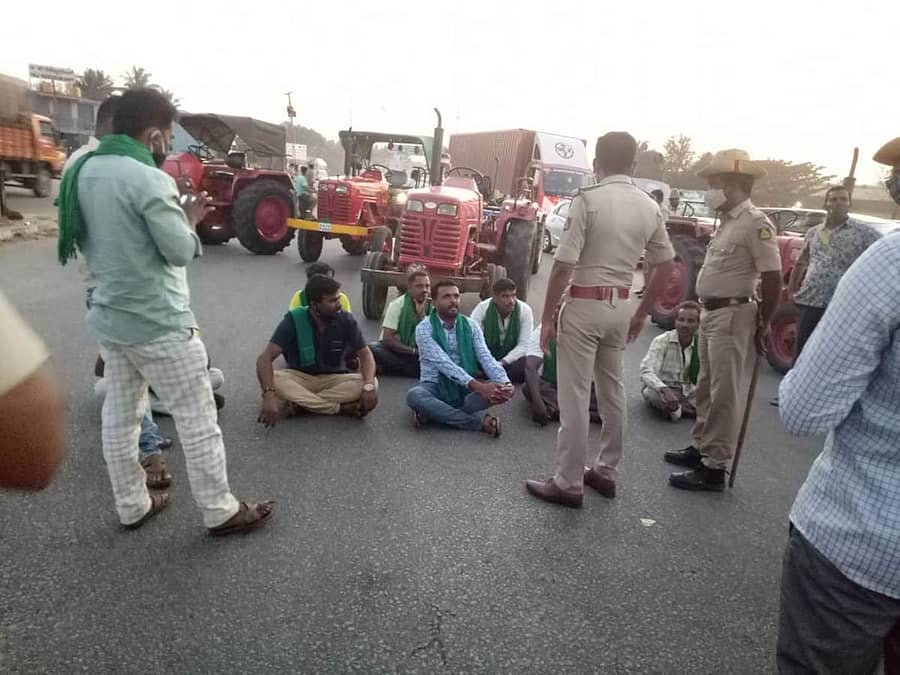 ಕುಣಿಗಲ್ ತಾಲ್ಲೂಕಿನಿಂದ ಬೆಂಗಳೂರಿಗೆ ಹೊರಟಿದ್ದ ಟ್ರ್ಯಾಕ್ಟರ್ಗಳನ್ನು ತಡೆದ ಸಿಪಿಐ ರಾಜು ಅವರೊಂದಿಗೆ ರೈತರು ವಾಗ್ವಾದ ನಡೆಸಿದರು