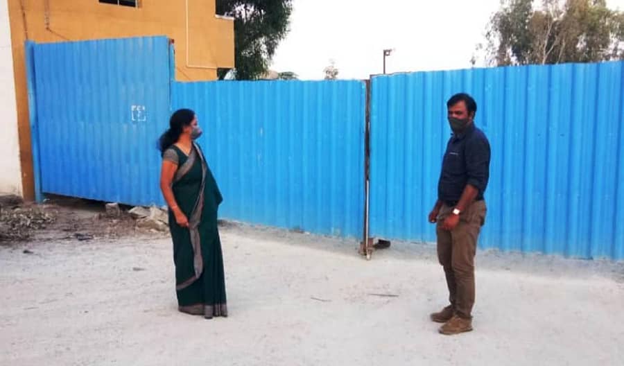 ಪಾಂಡವಪುರ ತಾಲ್ಲೂಕಿನ ಬೇಬಿಬೆಟ್ಟದಲ್ಲಿನ ಕಲ್ಲು ಕ್ರಷರ್ಗಳಿಗೆ ಗಣಿ ಅಧಿಕಾರಿಗಳು ಬೀಗ ಜಡಿದು ಸ್ಥಗಿತಗೊಳಿಸಿದರು