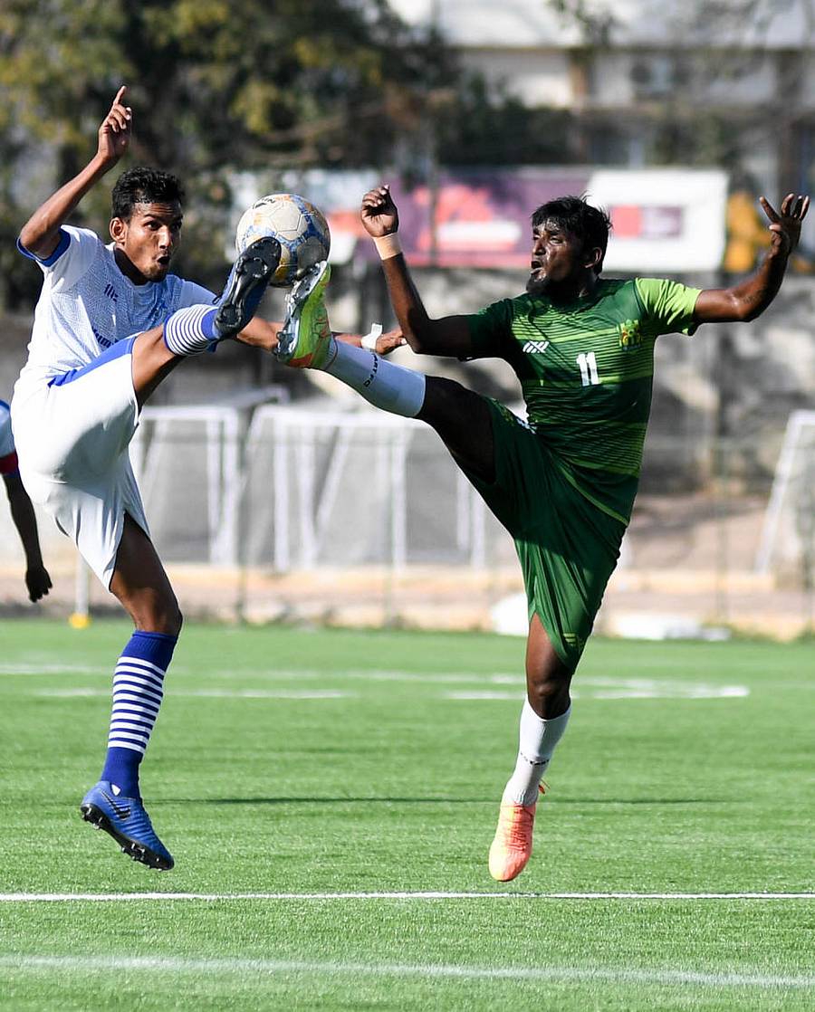 ಸ್ಟೂಡೆಂಟ್ಸ್ ಯೂನಿಯನ್ ಎಫ್ಸಿಯ ವೈ. ತರುಣ್ಕುಮಾರ್ ರೆಡ್ಡಿ (ಎಡ) ಹಾಗೂ ಕಿಕ್ಸ್ಟಾರ್ಟ್ ಎಫ್ಸಿ ಸುಧೀರ್ ಕೋಟಿಕೇಲ ನಡುವೆ ಚೆಂಡಿಗಾಗಿ ಪೈಪೋಟಿ– ಪ್ರಜಾವಾಣಿ ಚಿತ್ರ/ಬಿ.ಎಚ್.ಶಿವಕುಮಾರ್
