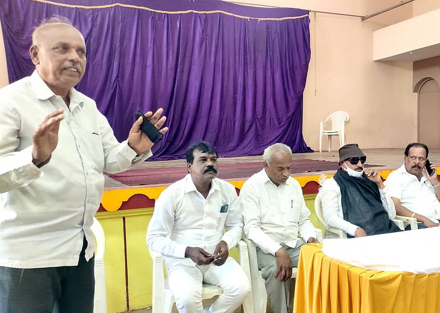 ಸಭೆಯಲ್ಲಿ ಕನ್ನಡ ಪಕ್ಷದ ಅಧ್ಯಕ್ಷ ಸಂಜೀವ್ನಾಯಕ್ ಮಾತನಾಡಿದರು