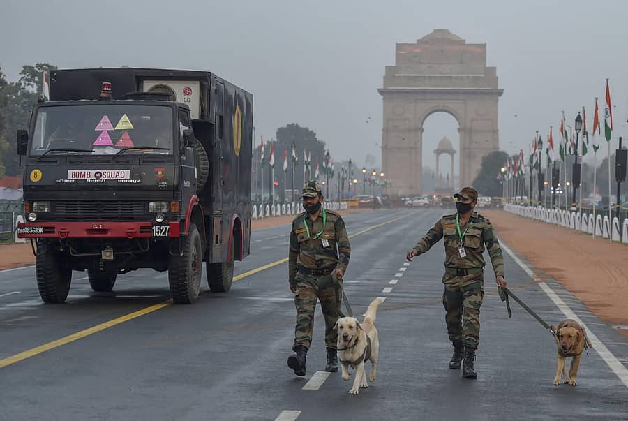 ದೆಹಲಿಯ ರಾಜಪಥದಲ್ಲಿ ಭದ್ರತಾ ಸಿಬ್ಬಂದಿ ತಪಾಸಣೆ ನಡೆಸಿದರು. -ಪಿಟಿಐ ಚಿತ್ರ
