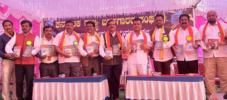 ಹೂವಿನಹಡಗಲಿಯಲ್ಲಿ ಆಯೋಜಿಸಿದ್ದ ಕರ್ನಾಟಕ ಬರಹಗಾರರ ಸಂಘ ಉದ್ಘಾಟನಾ ಕಾರ್ಯಕ್ರಮದಲ್ಲಿ ಡಾ. ವಿಠಲ್ ರಾವ್ ಗಾಯಕವಾಡ್ ರವರ ‘ಆದ್ವಿಜೋ’ ಕೃತಿಯನ್ನು ಶಾಸಕ ಪಿ.ಟಿ. ಪರಮೇಶ್ವರನಾಯ್ಕ ಬಿಡುಗಡೆ ಮಾಡಿದರು