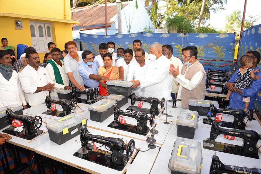 ಡಾ. ಬಾಬೂ ಜಗಜೀವನರಾಂ ಚರ್ಮ ಕೈಗಾರಿಕಾ ಅಭಿವೃದ್ಧಿ ನಿಗಮದಿಂದ ದಾವಣಗೆರೆಯ ಸಮಗಾರ ಸಮಾಜದ ಸಮುದಾಯ ಭವನದಲ್ಲಿ ಫಲಾನುಭವಿಗಳಿಗೆ ಹೊಲಿಗೆ ಯಂತ್ರಗಳನ್ನು ಹಸ್ತಾಂತರಿಸಲಾಯಿತು.