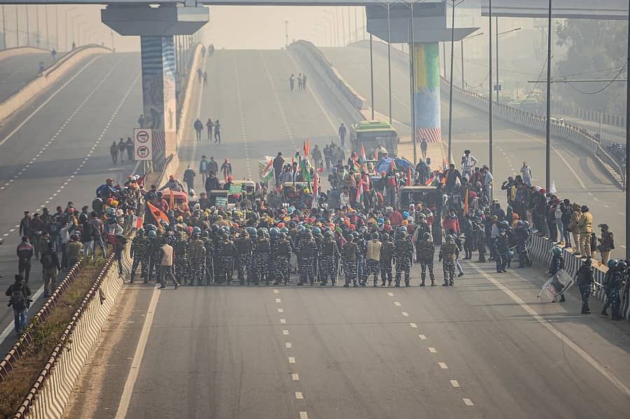 ದೆಹಲಿಯ ಗಾಜಿಪುರ ಗಡಿಯಲ್ಲಿ ಮಂಗಳವಾರ ಪೊಲೀಸರು ಹಾಕಿದ್ದ ಬ್ಯಾರಿಕೇಡ್‌ಗಳನ್ನು ಮುರಿದು ದೆಹಲಿಯ ಅಕ್ಷರಧಾಮ್‌ನತ್ತ ಮುನ್ನುಗ್ಗುತ್ತಿರುವ ರೈತ ಸಂಘಟನೆಗಳ ಸದಸ್ಯರು.