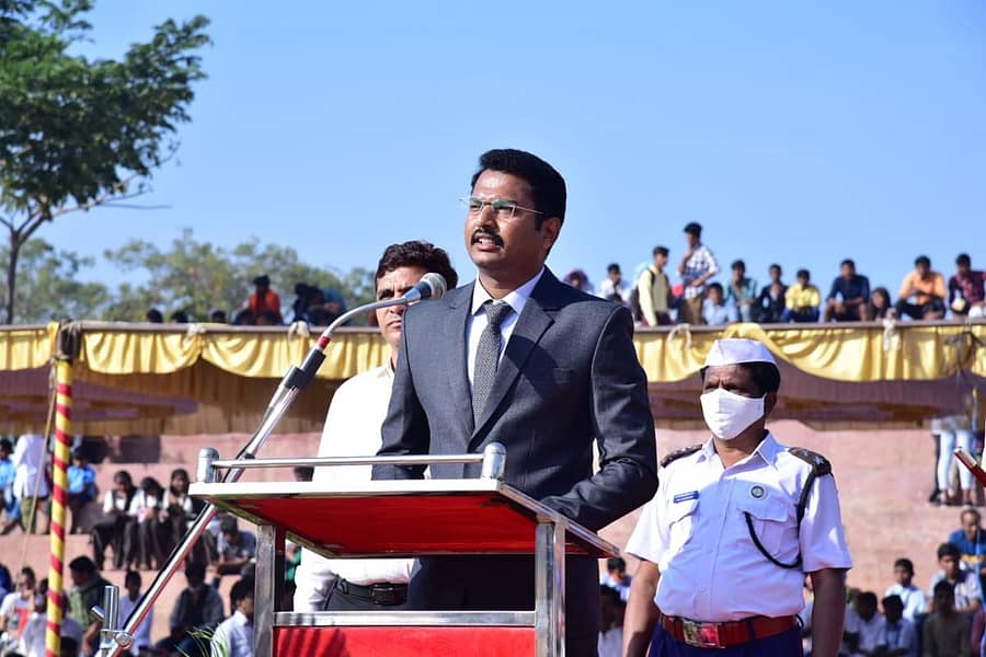 ಹೊಸಪೇಟೆಯಲ್ಲಿ ತ್ರಿವರ್ಣ ಧ್ವಜಾರೋಹಣ ನೆರವೇರಿಸಿದ ನಂತರ ಜನರನ್ನು ಉದ್ದೇಶಿಸಿ ಮಾತನಾಡಿದ ಉಪವಿಭಾಗಾಧಿಕಾರಿ ಸಿದ್ದರಾಮೇಶ್ವರ