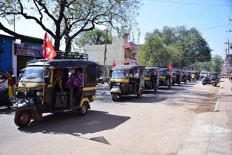 ಕೃಷಿ ಕಾಯ್ದೆಗಳ ವಿರುದ್ಧ ರೈತರು ನಡೆಸುತ್ತಿರುವ ಹೋರಾಟ ಬೆಂಬಲಿಸಿ ಆಟೊ ಯೂನಿಯನ್ನವರು ಮಂಗಳವಾರ ಹೊಸಪೇಟೆಯಲ್ಲಿ ಆಟೊ ರ್ಯಾಲಿ ನಡೆಸಿ ಬೆಂಬಲ ಸೂಚಿಸಿದರು