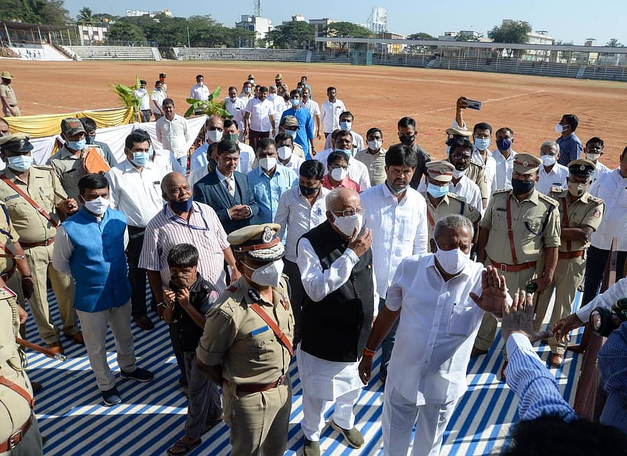 ದಾವಣಗೆರೆಯ ಜಿಲ್ಲಾ ಕ್ರೀಡಾಂಗಣದಲ್ಲಿ ಗಣರಾಜ್ಯೋತ್ಸವ ಕಾರ್ಯಕ್ರಮದಲ್ಲಿ ಗೊಂದಲ ಉಂಟಾದ ಸಂದರ್ಭದಲ್ಲಿ ಜಿಲ್ಲಾ ಉಸ್ತುವಾರಿ ಸಚಿವ ಬೈರತಿ ಬಸವರಾಜ, ಸಂಸದ ಜಿ ಎಮ್ ಸಿದ್ದೇಶ್ವರ, ಜಿಲ್ಲಾಧಿಕಾರಿ ಮಹಾಂತೇಶ ಬೀಳಗಿ, ಐಜಿಪಿ ರವಿ ಎಸ್. ಸಹಿತ ಅಧಿಕಾರಿಗಳು, ಜನಪ್ರತಿನಿಧಿಗಳು ಮಾಧ್ಯಮದವರೊಂದಿಗೆ ಮಾತುಕತೆ ನಡೆಸಿದರು