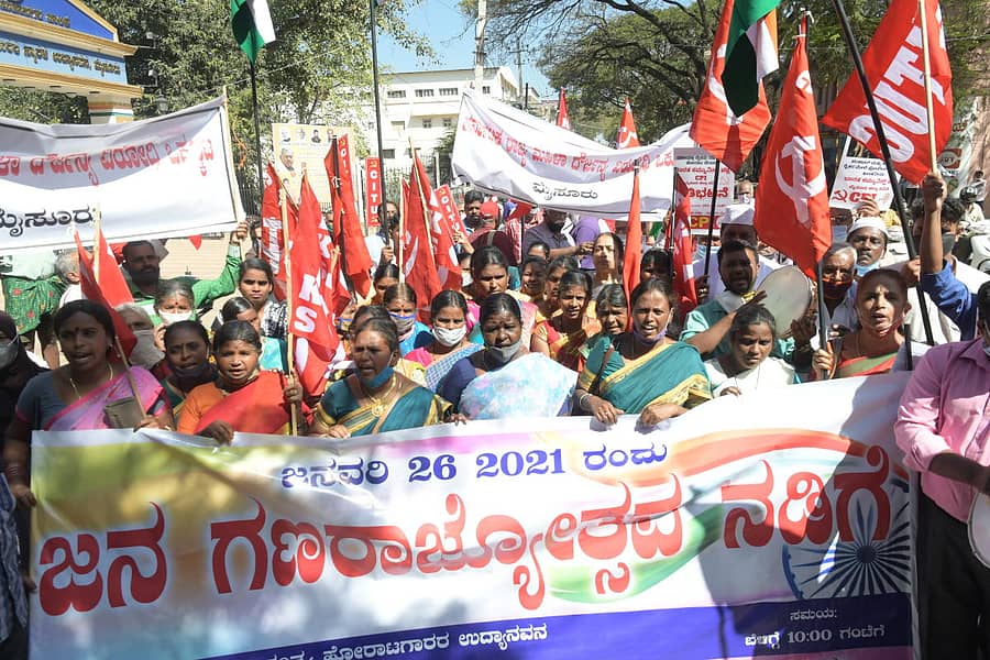 ನವದೆಹಲಿಯಲ್ಲಿ ನಡೆಯುತ್ತಿರುವ ರೈತ ಹೋರಾಟ ಬೆಂಬಲಿಸಿ ಸಂವಿಧಾನ ರಕ್ಷಣಾ ವೇದಿಕೆ ಹಾಗೂ ಇತರ ಸಂಘಟನೆಗಳ ವತಿಯಿಂದ ನಗರದಲ್ಲಿ ಮಂಗಳವಾರ ‘ಜನಗಣರಾಜ್ಯೋತ್ಸವ ನಡಿಗೆ’ ನಡೆಯಿತು.