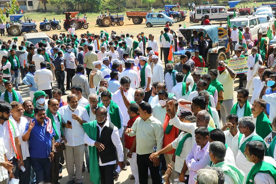 ಕೃಷಿ ತಿದ್ದುಪಡಿ ಕಾಯ್ದೆ ವಿರೋಧಿಸಿ ಮಂಗಳವಾರ ರೈತ, ಕಾರ್ಮಿಕ, ದಲಿತ ಐಕ್ಯ ಹೋರಾಟ ಒಕ್ಕೂಟದಿಂದ ಶಿವಮೊಗ್ಗದ ಸೈನ್ಸ್ ಮೈದಾನದಲ್ಲಿ ಟ್ರ್ಯಾಕ್ಟರ್, ಕಾರು, ಜೀಪು, ದ್ವಿಚಕ್ರವಾಹನಗಳೊಂದಿಗೆ ರೈತ ಗಣರಾಜ್ಯೋತ್ಸವ ಪರೇಡ್ ನಡೆಸಲಾಯಿತು.
