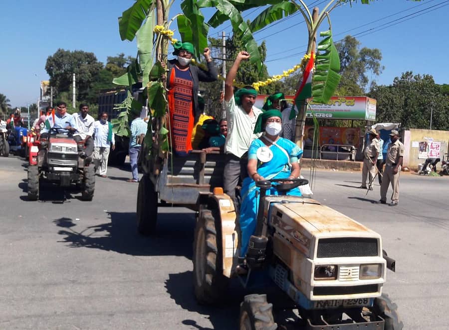 ಕೆ.ಆರ್.ಪೇಟೆಯಲ್ಲಿ ನಡೆದ ಪ್ರತಿಭಟನೆಯಲ್ಲಿ ರೈತಸಂಘ ಮಹಿಳಾ ರಾಜ್ಯಘಟಕದ ಅಧ್ಯಕ್ಷೆ ನಂದಿನಿ ಜಯರಾಂ ಟ್ರಾಕ್ಟರ್ ಓಡಿಸಿದರು