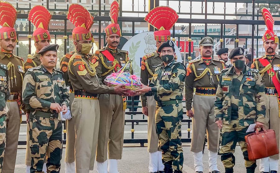 ವಾಘಾ ಗಡಿಯಲ್ಲಿ ಗಣರಾಜ್ಯೋತ್ಸವದ ಹಿನ್ನೆಲೆಯಲ್ಲಿ ಯೋಧರಿಗೆ ಬಿಎಸ್‌ಎಫ್‌ ಡಿಜಿ ರಾಕೇಶ್‌ ಅಸ್ತಾನಾ ಸಿಹಿ ಹಂಚಿದರು –ಪಿಟಿಐ ಚಿತ್ರ