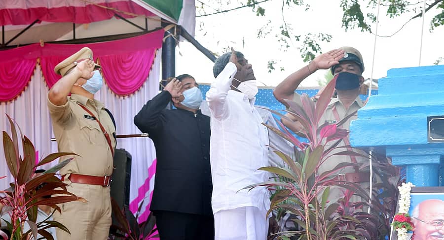 ದಕ್ಷಿಣ ಕನ್ನಡ ಜಿಲ್ಲಾ ಉಸ್ತುವಾರಿ ಸಚಿವ ಕೋಟ ಶ್ರೀನಿವಾಸ ಪೂಜಾರಿ ಅವರು ಧ್ವಜಾರೋಹಣ ನೆರವೇರಿಸಿದರು.