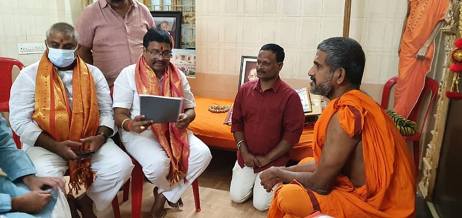 ಪೇಜಾವರ ಶ್ರೀ ಭೇಟಿ ಮಾಡಿದ ಆಂಧ್ರ ಪ್ರದೇಶ ಧಾರ್ಮಿಕ ದತ್ತಿ ಮಂತ್ರಿ