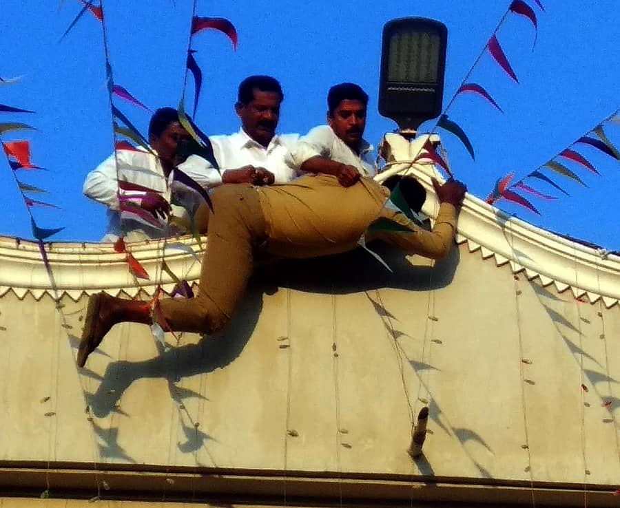 ಚಿಟಗುಪ್ಪ ಪುರಸಭೆ ಕಚೇರಿ ಚಾವಣಿ ಮೇಲೆ ಮಂಗಳವಾರ ಧ್ವಜಾರೋಹಣ ನೆರವೇರಿಸಿದ ತಕ್ಷಣ ನೇಣು ಹಾಕಿಕೊಳ್ಳಲು ಯತ್ನಿಸಿದ ಪೌರಕಾರ್ಮಿಕ ರಾಘವೇಂದ್ರ ಅವರನ್ನು ಪುರಸಭೆ ಸಿಬ್ಬಂದಿ ಹಾಗೂ ಸದಸ್ಯರು ರಕ್ಷಿಸಿದರು