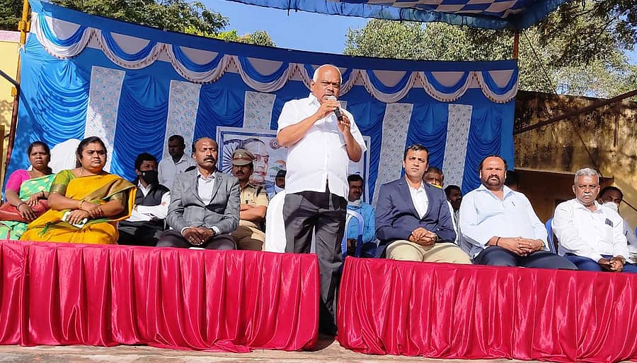 ಶ್ರೀನಿವಾಸಪುರದಲ್ಲಿ ಮಂಗಳವಾರ ಏರ್ಪಡಿಸಿದ್ದ ಗಣರಾಜ್ಯೋತ್ಸವ ಸಮಾರಂಭದಲ್ಲಿ ಶಾಸಕ ಕೆ.ಆರ್.ರಮೇಶ್ ಕುಮಾರ್ ಮಾತನಾಡಿದರು