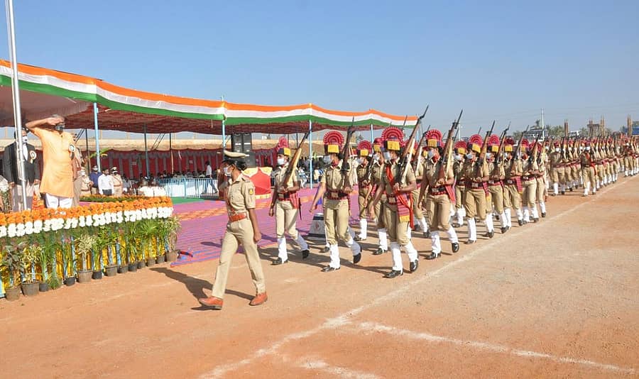ಗಣರಾಜ್ಯೋತ್ಸವ ಕಾರ್ಯಕ್ರಮದಲ್ಲಿ ಜಿಲ್ಲಾ ಉಸ್ತುವಾರಿ ಸಚಿವ ಎಸ್.ಸುರೇಶ್ ಕುಮಾರ್ ಅವರು ಗೌರವ ವಂದನೆ ಸ್ವೀಕರಿಸಿದರು