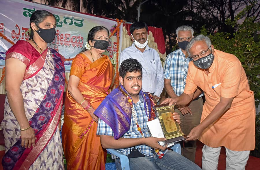 ಕಾರ್ಯಕ್ರಮದಲ್ಲಿ ಸಚಿವ ಎಸ್.ಸುರೇಶ್ ಕುಮಾರ್ ಅವರು ನಿರಂಜನ ಆರ್.ಭಟ್ಟ ಅವರಿಗೆ ‘ಡಾ.ಶಾಂತಾ ರಾಧಾಕೃಷ್ಣ ದತ್ತಿ ಪ್ರಶಸ್ತಿ’ ಪ್ರದಾನ ಮಾಡಿದರು. ದೀಪ ಆರ್.ಭಟ್ಟ, ಶಾಂತಾ ರಾಧಾಕೃಷ್ಣ, ವಿ.ಮುನಿರಾಜು ಹಾಗೂ ‘ಪ್ರಜಾವಾಣಿ’ಯ ಕಾರ್ಯನಿರ್ವಾಹಕ ಸಂಪಾದಕ ಎಸ್‌.ರವೀಂದ್ರ ಭಟ್ಟ ಇದ್ದಾರೆ –ಪ್ರಜಾವಾಣಿ ಚಿತ್ರ