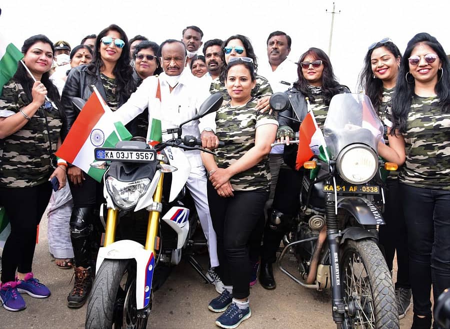 ಮಹಿಳಾ ಬೈಕ್ ರ‍್ಯಾಲಿಗೆ ಸಚಿವ ಎಂಟಿಬಿ ನಾಗರಾಜ್ ಚಾಲನೆ ನೀಡಿದರು. ಹರ್ಷಿಣಿ ವೆಂಕಟೇಶ್, ಸ್ವಾತಿ ಬಸೇಡಿಯಾ ಹಾಗೂ ಮಹಿಳಾ ಬೈಕರ್‌ಗಳು ಇದ್ದಾರೆ