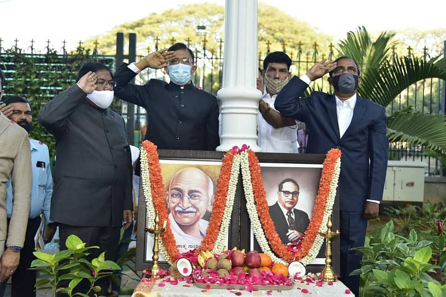 ಬಿಬಿಎಂಪಿ ಕೇಂದ್ರ ಕಚೇರಿಯಲ್ಲಿ ನಡೆದ ಗಣರಾಜ್ಯೋತ್ಸವದಲ್ಲಿ ಆಡಳಿತಾಧಿಕಾರಿ ಗೌರವ್ ಗುಪ್ತಾ, ಆಯುಕ್ತ ಎನ್.ಮಂಜುನಾಥ ಪ್ರಸಾದ್ ಧ್ವಜಾರೋಹಣ ನೆರವೇರಿಸಿದರು. 