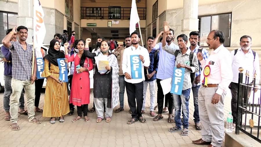 ಭಾರತ ವಿದ್ಯಾರ್ಥಿ ಫೆಡರೇಶನ್ (ಎಸ್ಎಫ್ಐ) ಕಾರ್ಯಕರ್ತರು ಬುಧವಾರ ಹೊಸಪೇಟೆ ಕೇಂದ್ರ ಬಸ್ ನಿಲ್ದಾಣದ ಎದುರು ಪ್ರತಿಭಟನೆ ನಡೆಸಿದರು