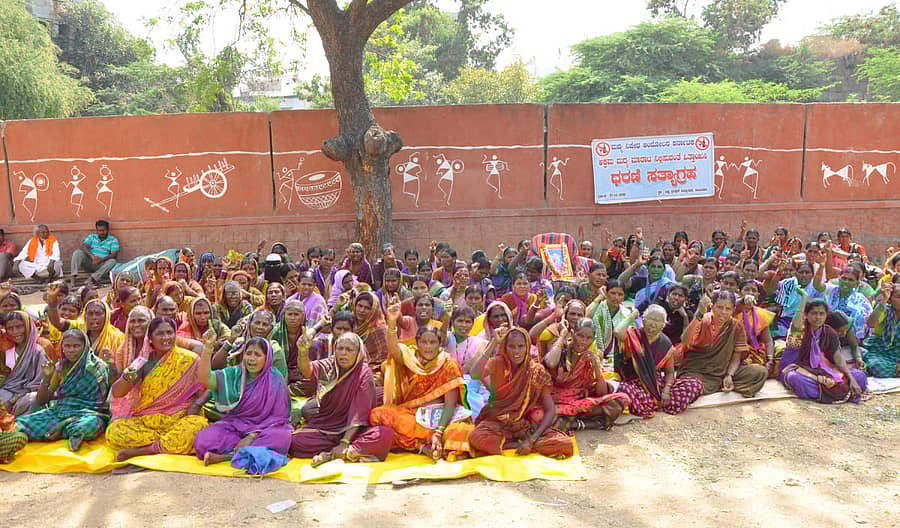 ಮದ್ಯ ನಿಷೇಧ ಆಂದೋಲನಾ ಕರ್ನಾಟಕ ಸಂಘಟನೆಯ ನೇತೃತ್ವದಲ್ಲಿ ಮಹಿಳೆಯರು ರಾಯಚೂರಿನ ಟಿಪ್ಪುಸುಲ್ತಾನ ಉದ್ಯಾನದಲ್ಲಿ ಬುಧವಾರ ಧರಣಿ ನಡೆಸಿದರು